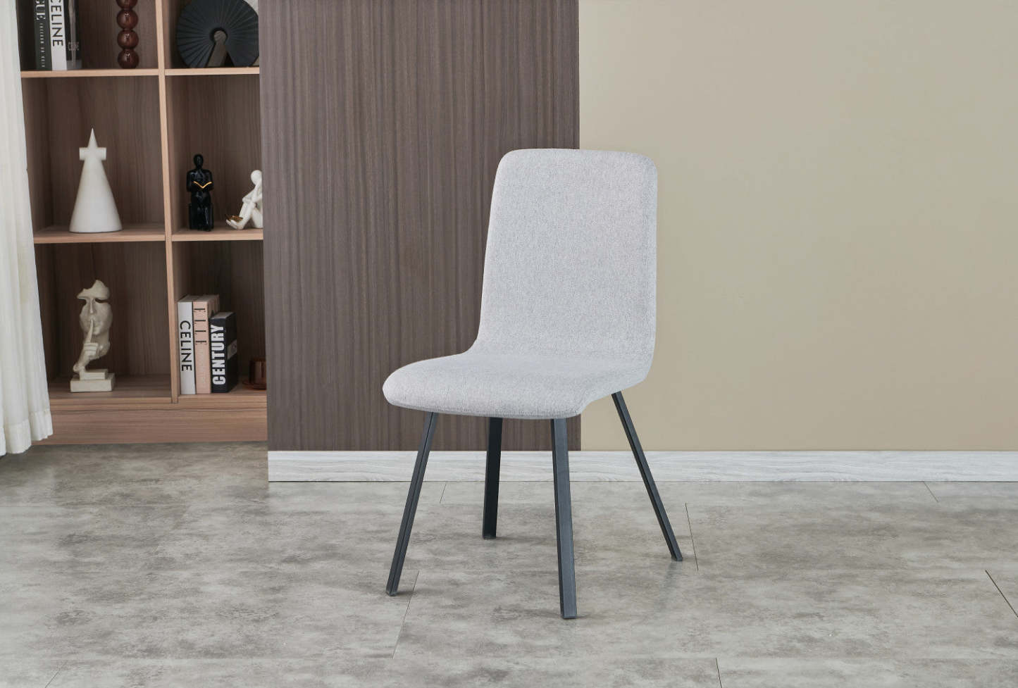 Chaise de salle à manger avec revêtement en tissu gris clair et base en métal noir