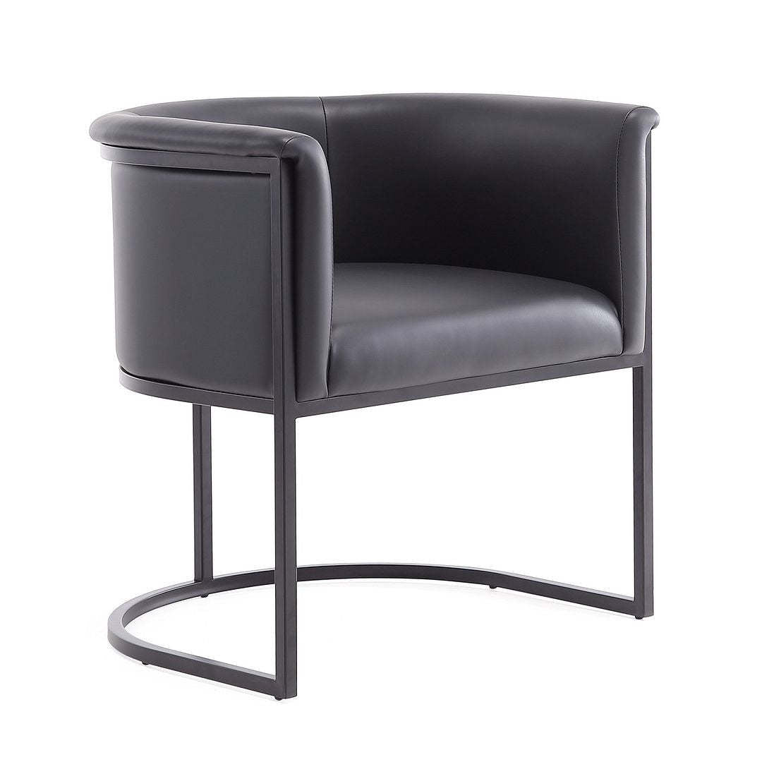 Manhattan Comfort Cosmopolitan Faux Leather Dining Chair - Black|Chaise de salle à manger Cosmopolitan de Manhattan Comfort en similicuir - noire