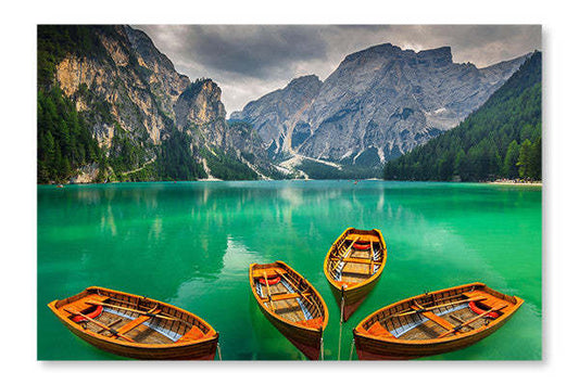 Magnifique lac de montagne avec bateaux en bois dans les Dolomites, Italie 28 x 42 po : Cadre d'art mural et panneau de tissu | D44G4DXN