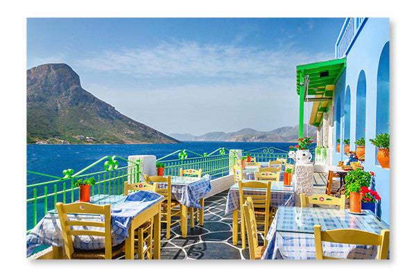 Vue panoramique d'un restaurant grec typique, cadre mural et panneau de tissu 28 x 42 po | Vue panoramique d'un restaurant grec typique 28 po x 42 po : Cadre d'art mural et panneau de tissu | D44G7VV0
