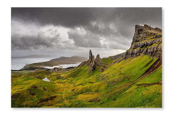 Vue panoramique des montagnes Old Man of Storr, cadre mural et panneau de tissu 28 x 42 po | Vue panoramique des montagnes Old Man of Storr 28 po x 42 po : Cadre d'art mural et panneau de tissu | D44GN6A9