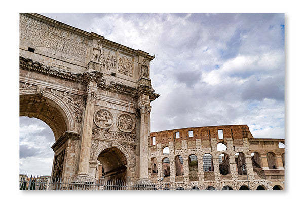 Arc de Titus près du Colisée antique à Rome : Cadre et panneau en tissu 28 x 42 po | Arc de Titus près du Colisée antique à Rome 28 po x 42 po : Cadre d'art mural et panneau de tissu | D44G4OHW