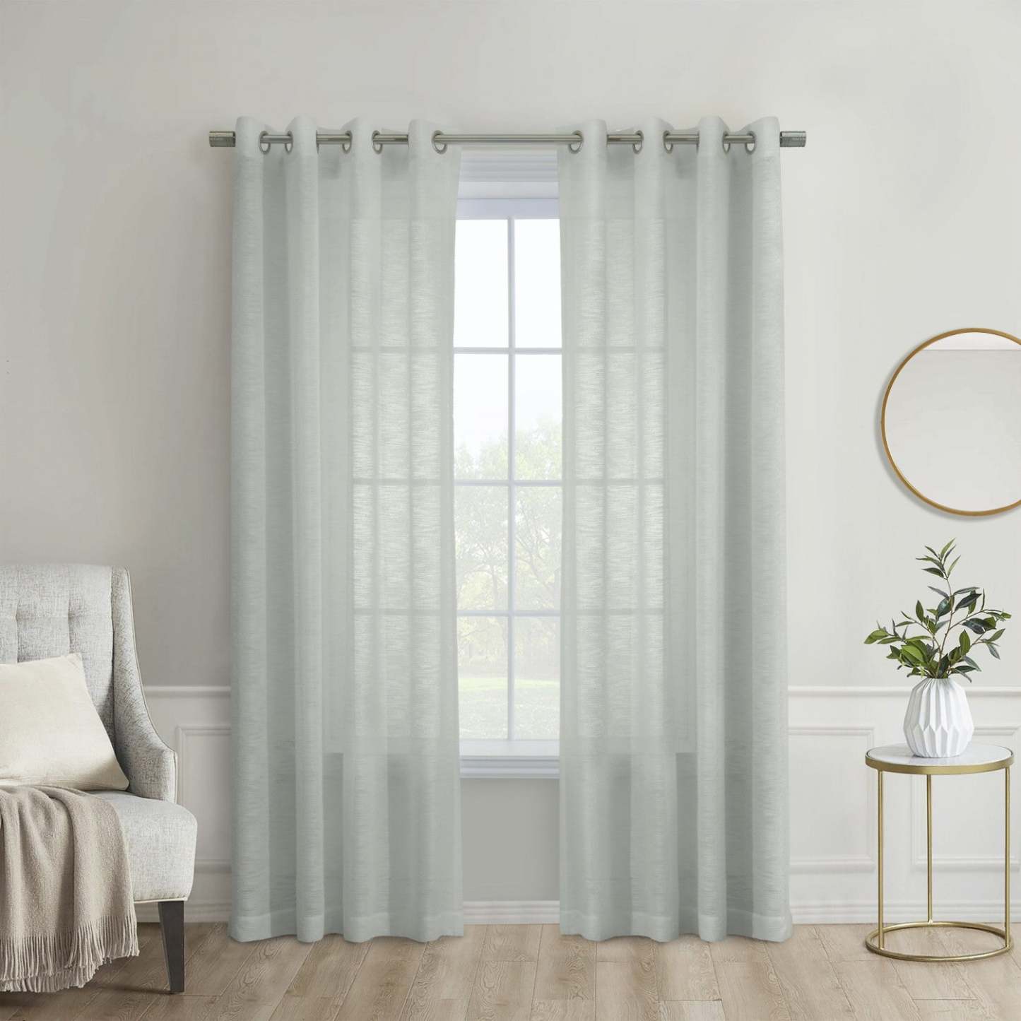 Habitat Boucle Light Grey Sheer Grommet Curtain Panel - 52 x 95|Panneau de rideau transparent à œillets Boucle gris clair d'Habitat - 52 x 95