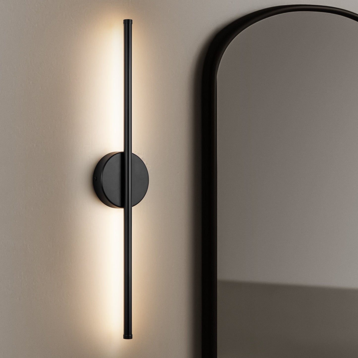 Applique murale LED linéaire moderne à 1 lumière, noire/dorée/nickel, à intensité variable, pour salle de bain.