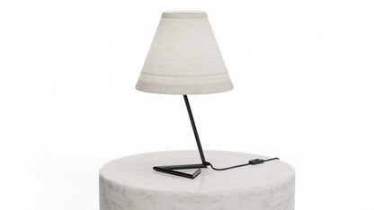 23 Table à base angulaire noire avec abat-jour conique | Lampe de table noire de 23 po à base angulaire avec abat-jour conique