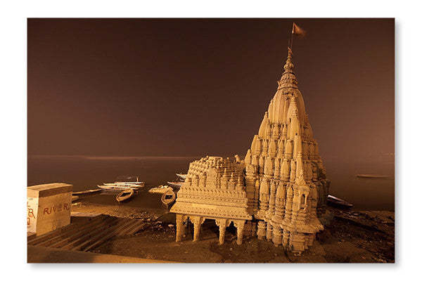 Temple en ruine dans le Gange la nuit, Varanasi, Inde : Cadre mural et panneau de tissu 28 x 42 cm | D44GIJB3