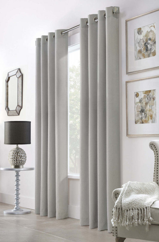 Habitat Brisbane Silver Light Filtering Grommet Curtain Panel - 52 x 84|Panneau de rideau filtrant la lumière à œillets Brisbane argenté d'Habitat - 52 x 84