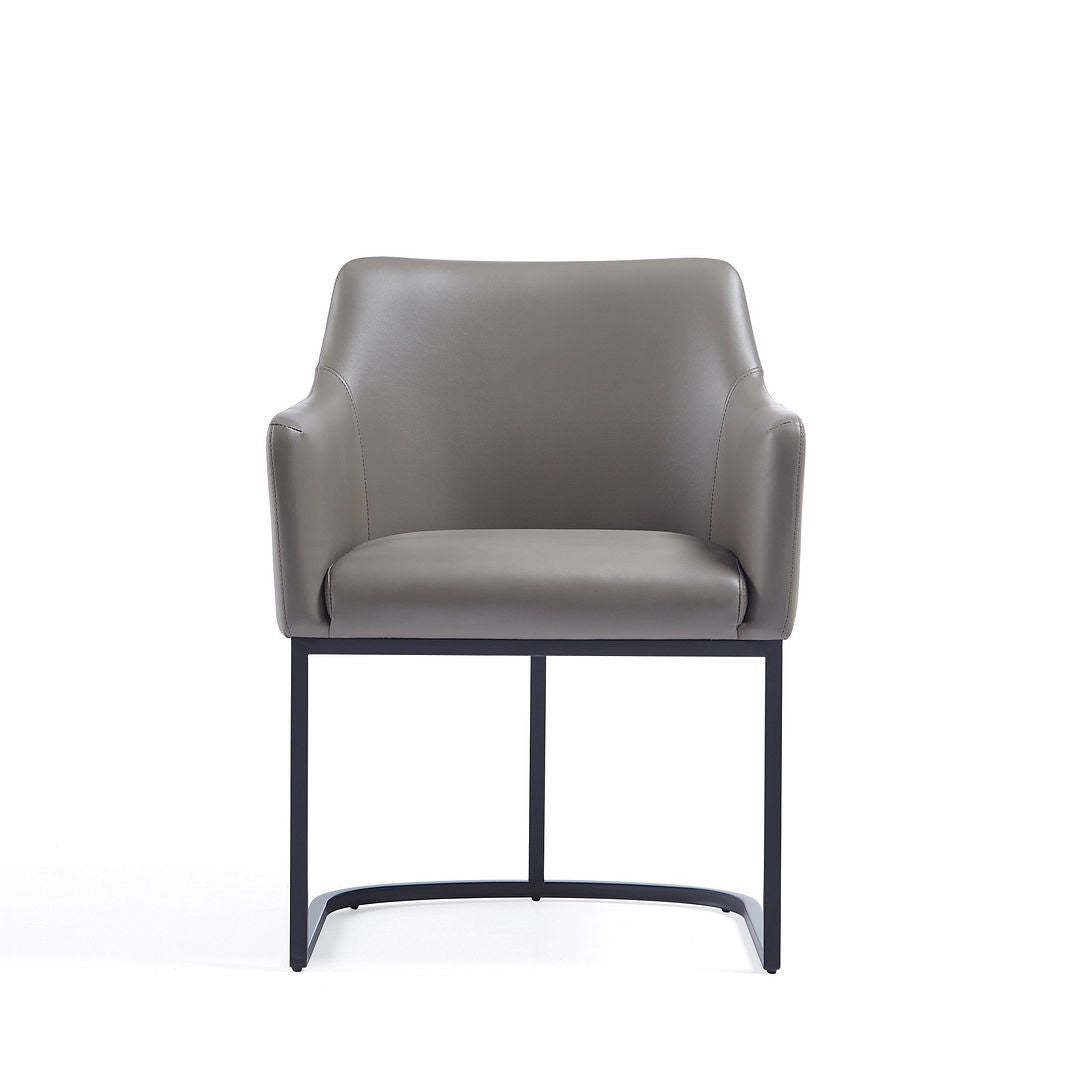 Manhattan Comfort Modern Serena Dining Armchair Rembourré en Similicuir avec Pieds en Acier - Gris|Chaise de salle à manger à accoudoirs moderne Serena de Manhattan Comfort revêtue de similicuir avec pattes en acier - grise