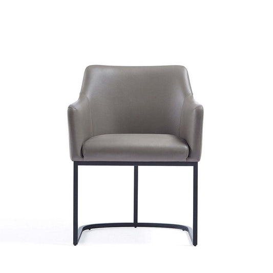 Manhattan Comfort Modern Serena Dining Armchair Rembourré en Similicuir avec Pieds en Acier - Gris|Chaise de salle à manger à accoudoirs moderne Serena de Manhattan Comfort revêtue de similicuir avec pattes en acier - grise