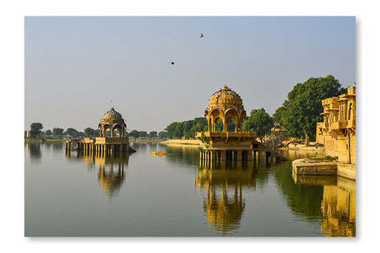 Lac Gadsisar à Jaisalmer, Inde : Cadre mural et panneau en tissu 16 x 24 po | D44GYX0D