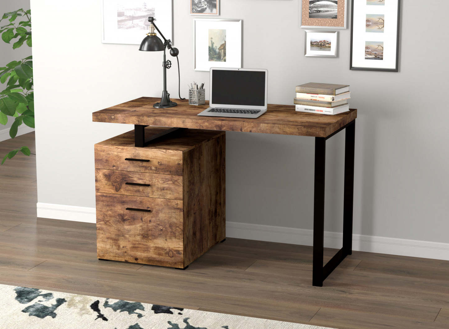 Bureau d'ordinateur 47" avec 3 tiroirs - Bois de récupération brun avec base en métal argenté | Bureau d'ordinateur de 47 po avec 3 tiroirs - bois recyclé brun avec base en métal argenté