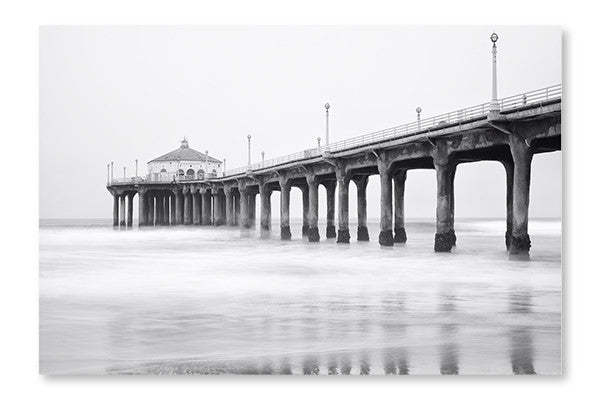 Photo en noir et blanc du pier de Manhattan Beach 24x36 Art mural cadre et panneau en tissu | Photo en noir et blanc du pier de Manhattan Beach 24 po x 36 po : Cadre d'art mural et panneau de tissu | D44G43DA