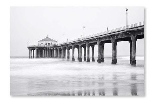 Photo en noir et blanc du pier de Manhattan Beach 24x36 Art mural cadre et panneau en tissu | Photo en noir et blanc du pier de Manhattan Beach 24 po x 36 po : Cadre d'art mural et panneau de tissu | D44G43DA