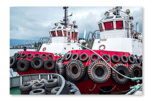 Deux remorqueurs au port : cadre mural et panneau de tissu 28 x 42 po | Two Tugboats In The Port 28 po x 42 po : Cadre d'art mural et panneau de tissu | D44GWZGG
