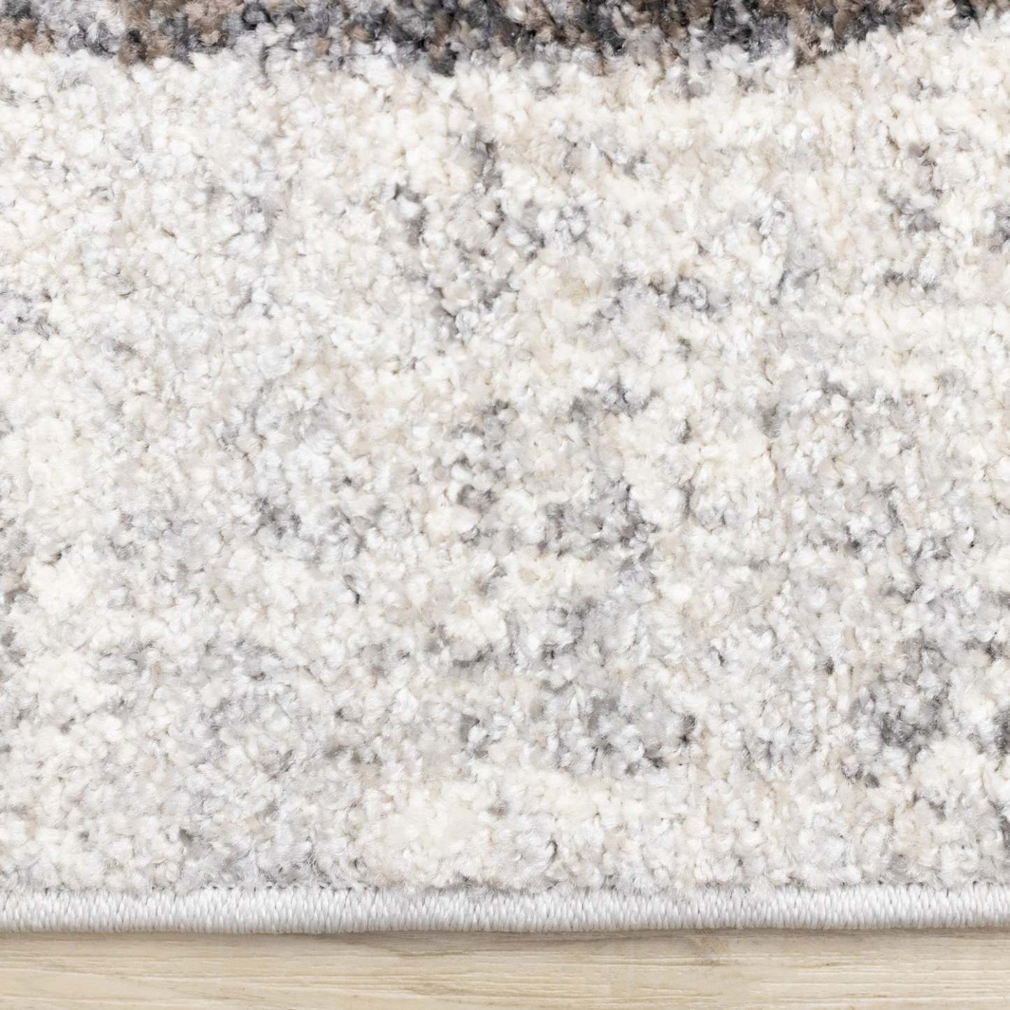 Solace Soft Low-Pile Grey White Merging Circles Area Rug - 7'10 x 10'6|Carpette à poil court doux Solace grise et blanche à motif de cercles qui fusionnent - 7 pi 10 po x 10 pi 6 po