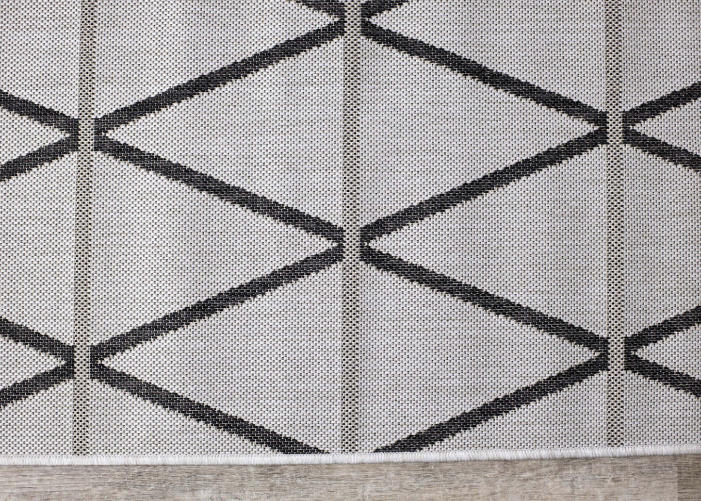 Jackson Diamond Indoor/Outdoor Area Rug - 5'3 x 7'7|Tapis Jackson à motif de diamants pour l'intérieur et l'extérieur - 5 pi 3 po x 7 pi 7 po