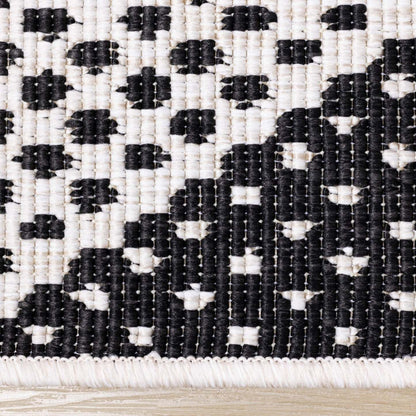 Brooke Two-Sided Chevron Outdoor Area Rug - 7'10 x 11'2|Carpette Brooke à motif de chevron recto verso pour l'extérieur - 7 pi 10 po x 11 pi 2 po