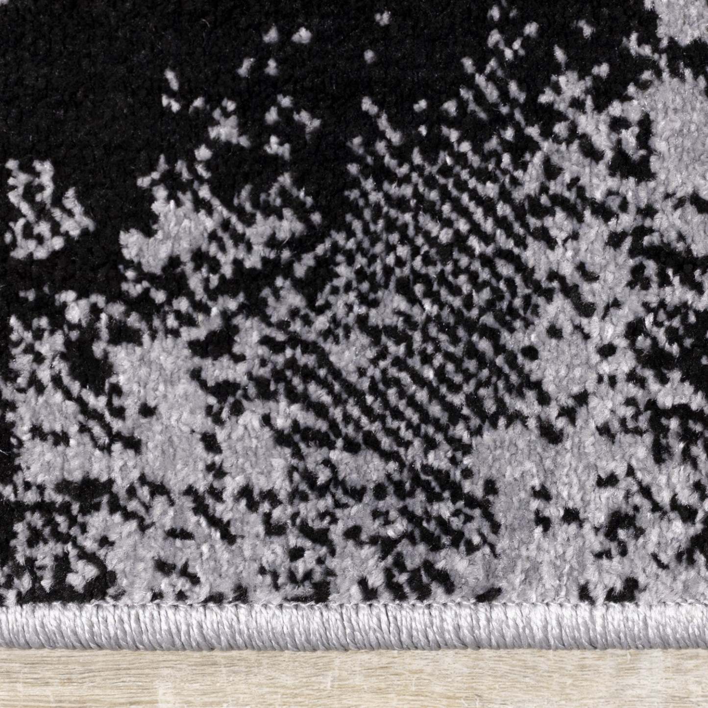 Covington Distressed Triangles Area Rug - 6'7 x 9'10|Carpette Covington à motifs de triangles vieillis - 6 pi 7 po x 9 pi 10 po