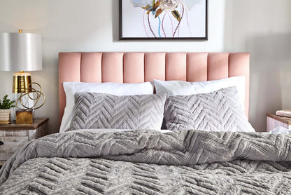 Kort &amp; Co. Lit plateforme rembourré Rain en tissu rose, capitonné - Queen Size | Lit plateforme rembourré Rain de Kort &amp; Co. en tissu rose capitonné - format grand lit