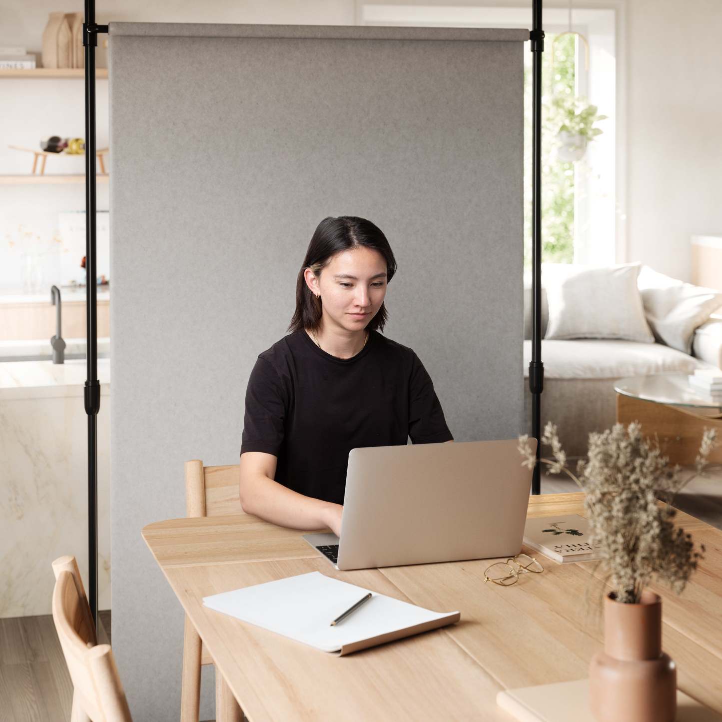 Tringle à rideau extensible et séparateur de pièce Anywhere noir mat d'Umbra - 36-66 | Tringle à rideaux et séparateur de pièce extensible Anywhere de Umbra noir mat - 36 po à 66 po