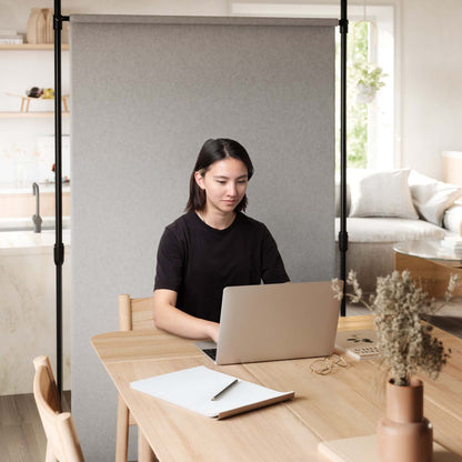 Tringle à rideau extensible et séparateur de pièce Anywhere noir mat d'Umbra - 36-66 | Tringle à rideaux et séparateur de pièce extensible Anywhere de Umbra noir mat - 36 po à 66 po