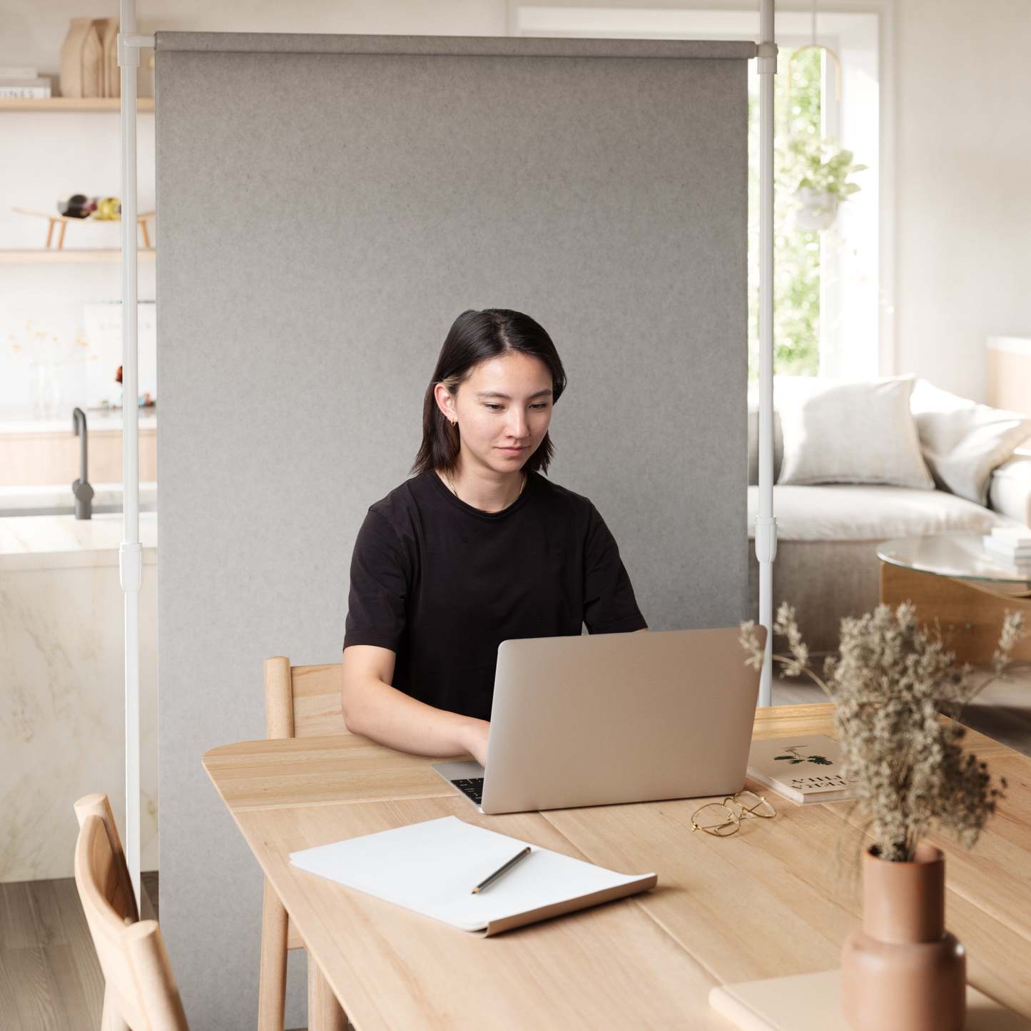 Tringle à rideau extensible et séparateur de pièce Anywhere blanc d'Umbra - 36-66 | Tringle à rideaux et séparateur de pièce extensible Anywhere de Umbra blanc - 36 po à 66 po