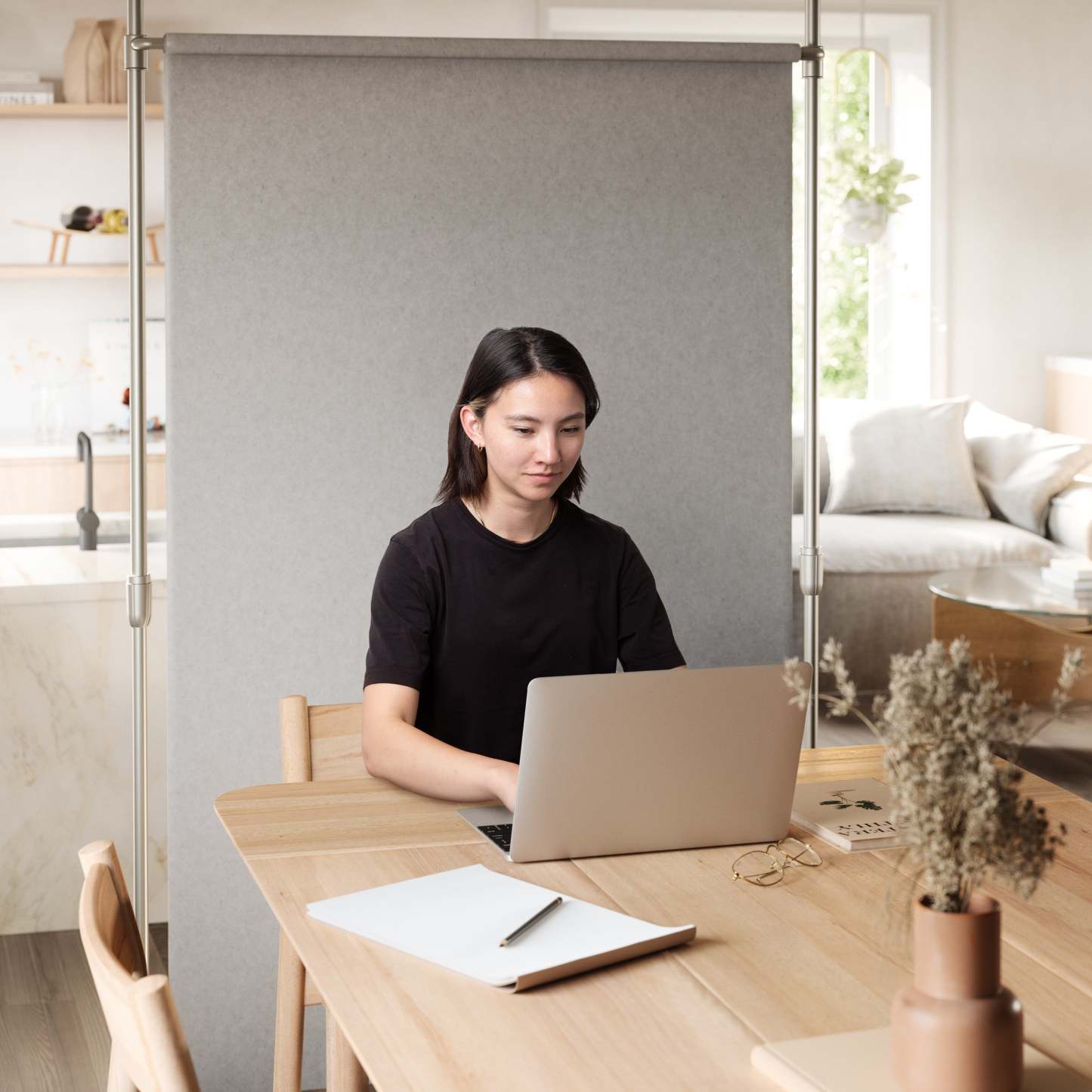 Tringle à rideau extensible et séparateur de pièce Anywhere en nickel métallique d'Umbra - 36-66 | Tringle à rideaux et séparateur de pièce extensible Anywhere de Umbra nickel métallique - 36 po à 66 po