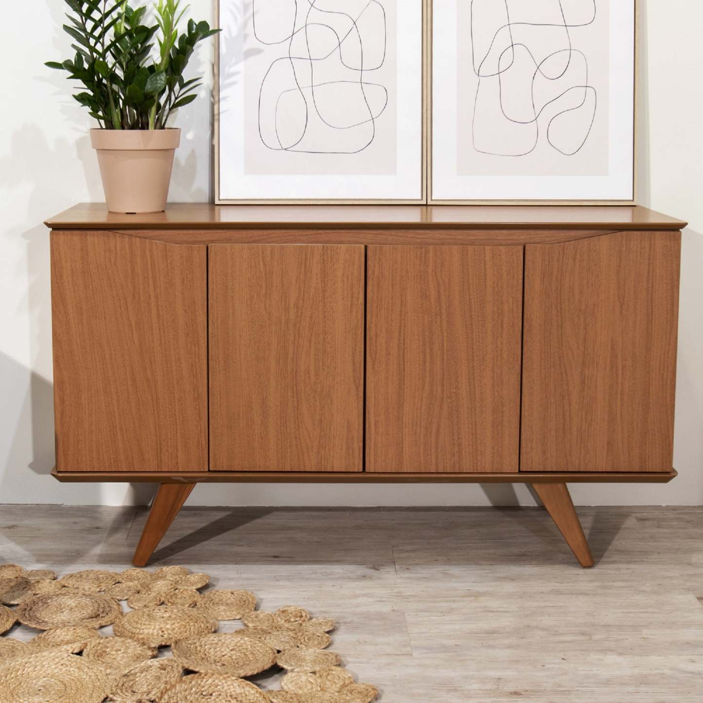 Manhattan Comfort Tudor 53.15" Buffet avec 4 étagères - Érable Crème|Desserte Tudor de Manhattan Comfort de 53,15 po avec 4 tablettes - crème d'érable