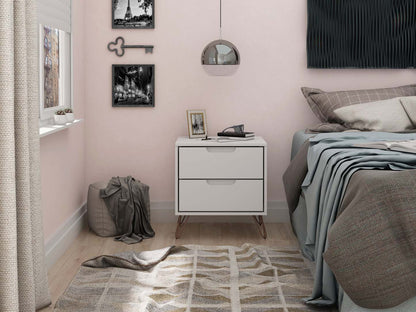 Manhattan Comfort Rockefeller Mid-Century Modern Nightstand with 2 Drawers - White|Table de nuit Rockefeller de Manhattan Comfort de style moderne du milieu du 20e siècle avec 2 tiroirs - blanche