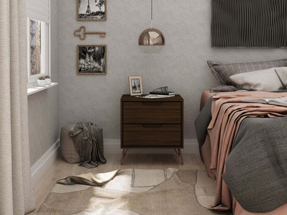 Manhattan Comfort Rockefeller Mid-Century Modern Nightstand with 2 Drawers - Brown|Table de nuit Rockefeller de Manhattan Comfort de style moderne du milieu du 20e siècle avec 2 tiroirs - brune