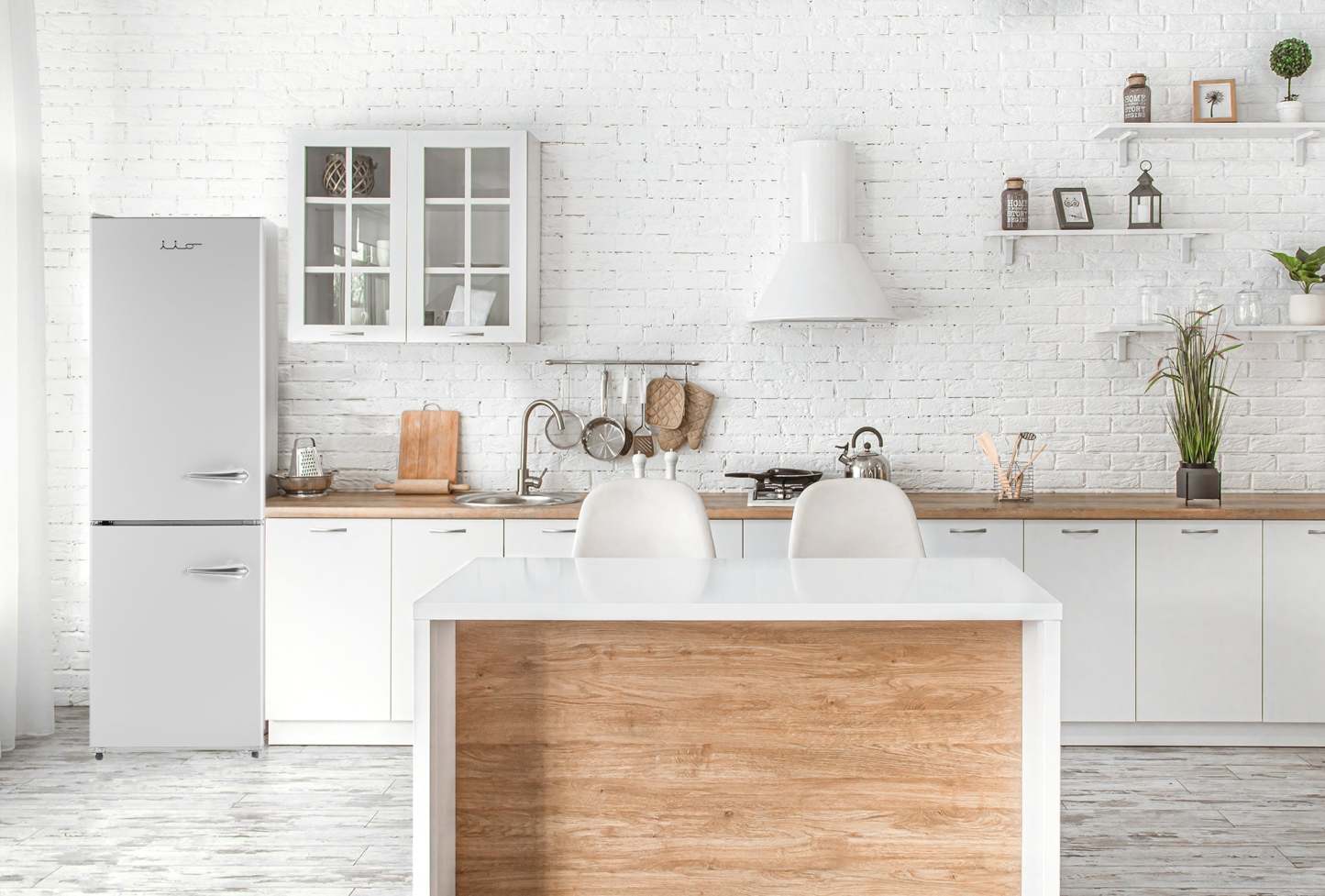 iio 11 Cu. Ft. Bottom-Freezer Retro Refrigerator - ALBR1372WW-L | Réfrigérateur rétro iio de 11 pi³ à congélateur inférieur - ALBR1372WW-L | ALBR1WWL