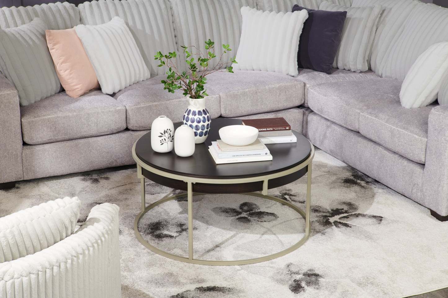 Vase à fleurs de 10 po en céramique à motif à pois bleu marine - blanc