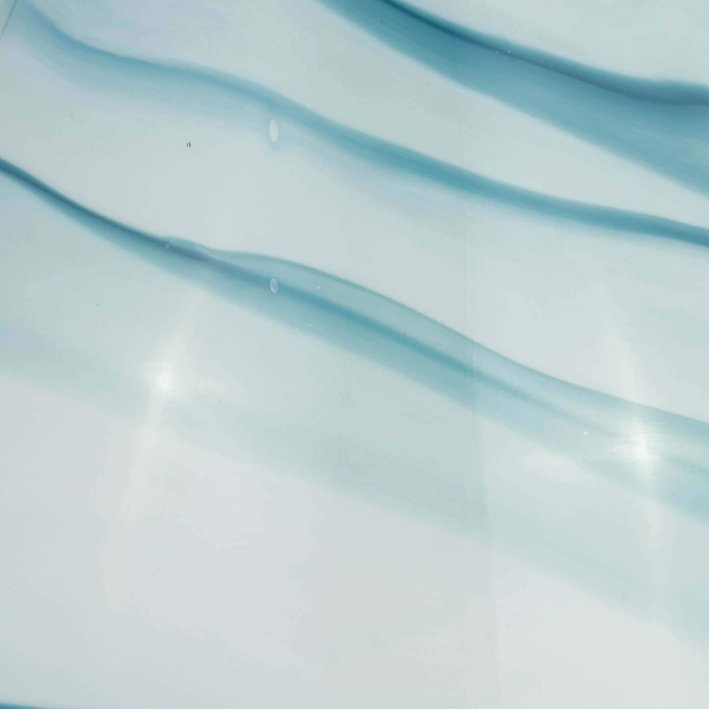 Vase deux couleurs de 11 po en verre - bleu et blanc