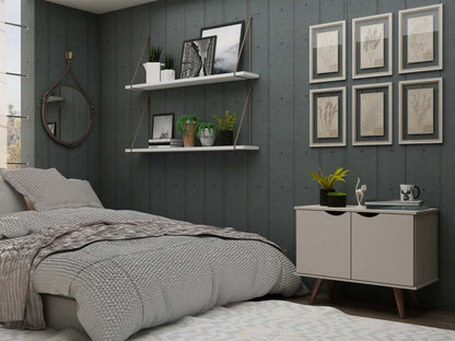 Manhattan Comfort Armoire d'appoint à 2 étagères Hampton avec pieds en bois massif - Blanc cassé|Armoire décorative Hampton de Manhattan Comfort avec 2 tablettes et pattes en bois massif - blanc cassé