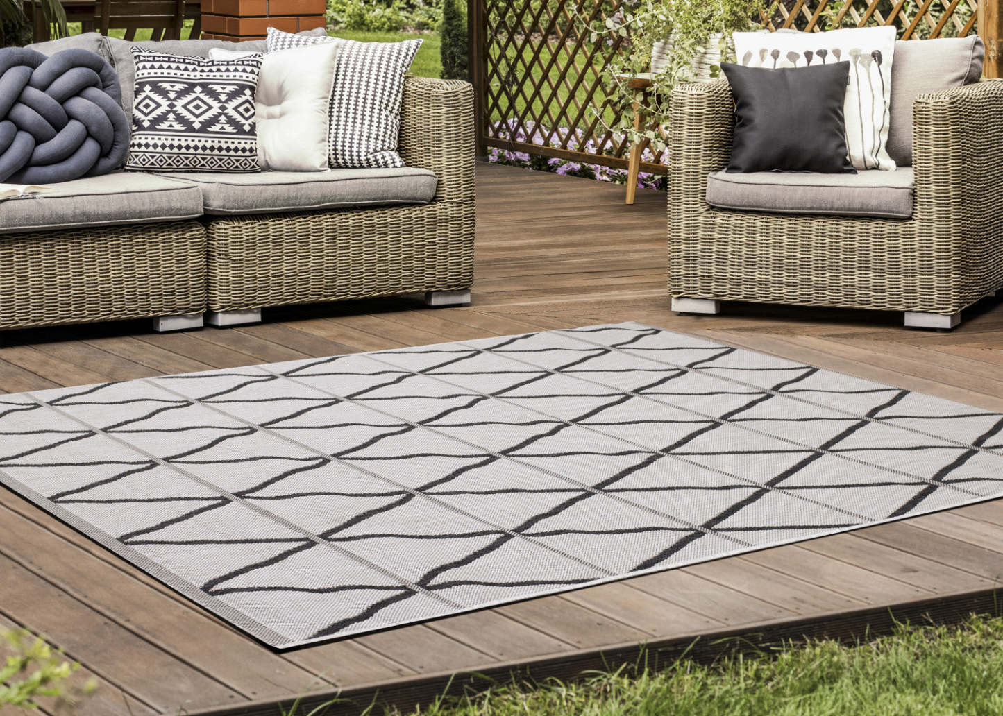 Jackson Diamond Indoor/Outdoor Area Rug - 2'8 x 4'3|Tapis Jackson à motif de diamants pour l'intérieur et l'extérieur - 2 pi 8 po x 4 pi 3 po