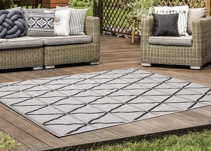 Jackson Diamond Indoor/Outdoor Area Rug - 2'8 x 4'3|Tapis Jackson à motif de diamants pour l'intérieur et l'extérieur - 2 pi 8 po x 4 pi 3 po