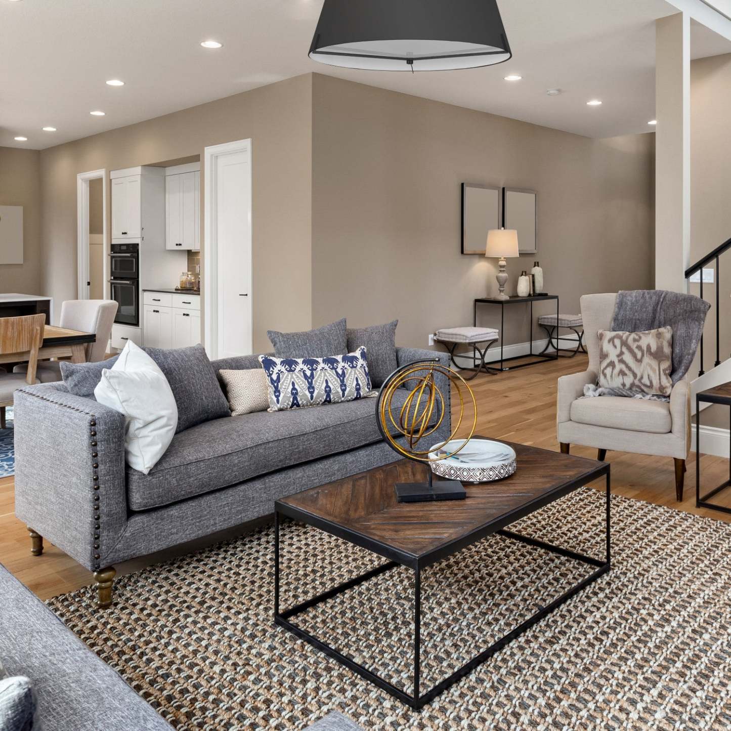 Dainolite Preston 4 Light Pendant 33 Dia Matte Black Black Fabric Shade Lamp|Luminaire suspendu Preston de Dainolite de 33 po de diamètre avec abat-jour en tissu noir, fini noir mat et 4 ampoules