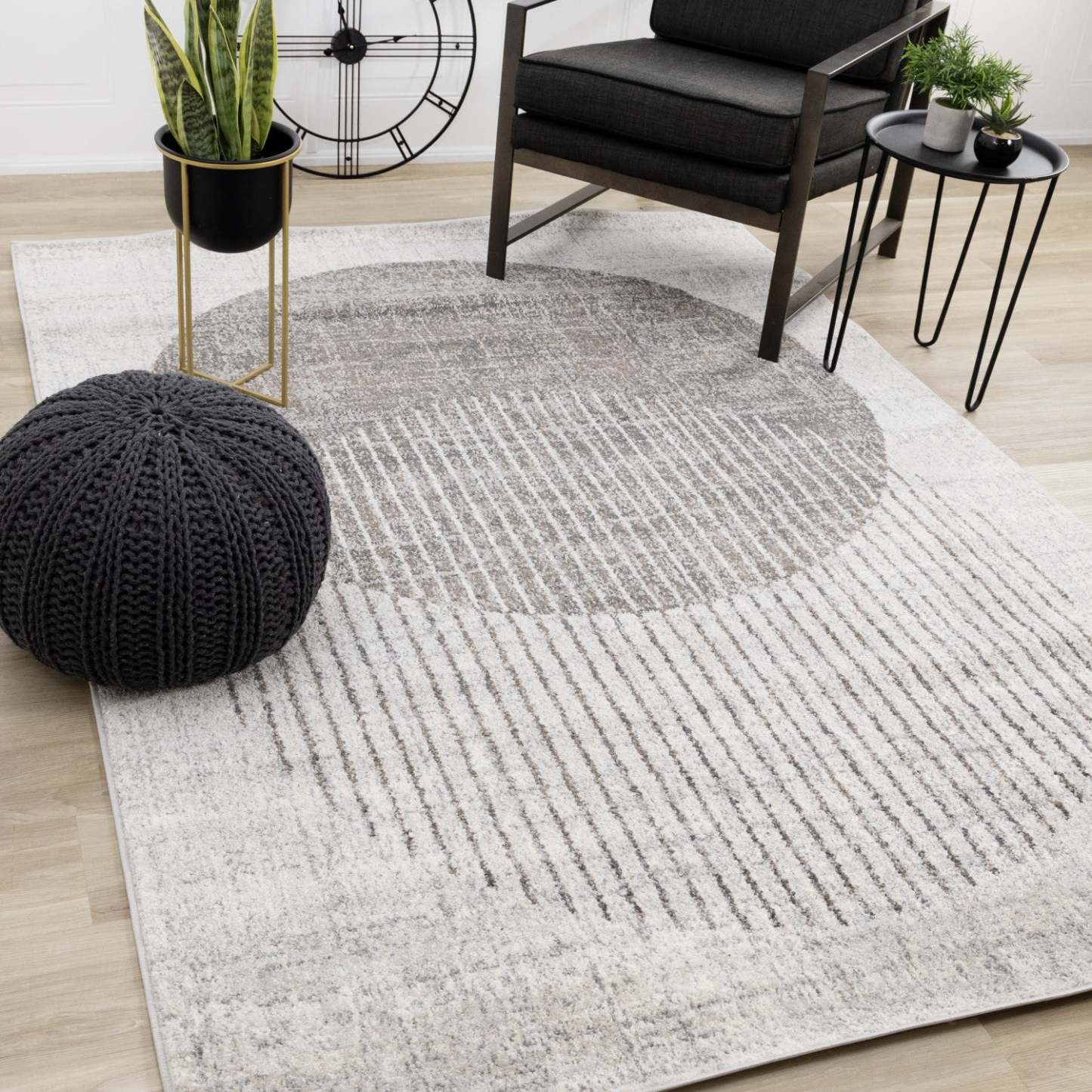 Carpette à poil court doux Solace grise et blanche à motif de cercles qui fusionnent - 5 pi 3 po x 7 pi 7 po