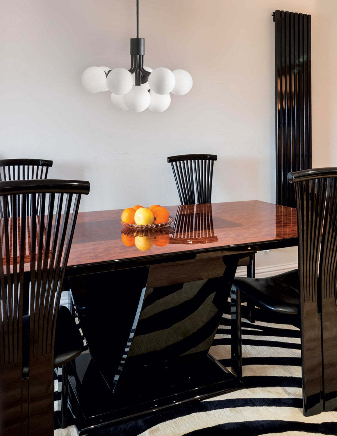 Dainolite Amanda 9 Light Chandelier Matte Black White Opal Glass Lamp|Lustre Amanda de Dainolite en verre blanc opale, avec fini noir mat et 9 ampoules