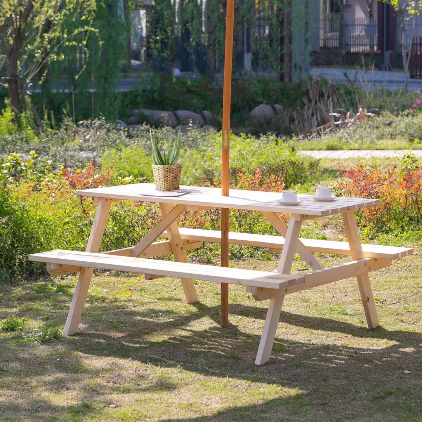 Ensemble de table de pique-nique en bois Outsunny avec bancs intégrés, trou pour parasol, naturel