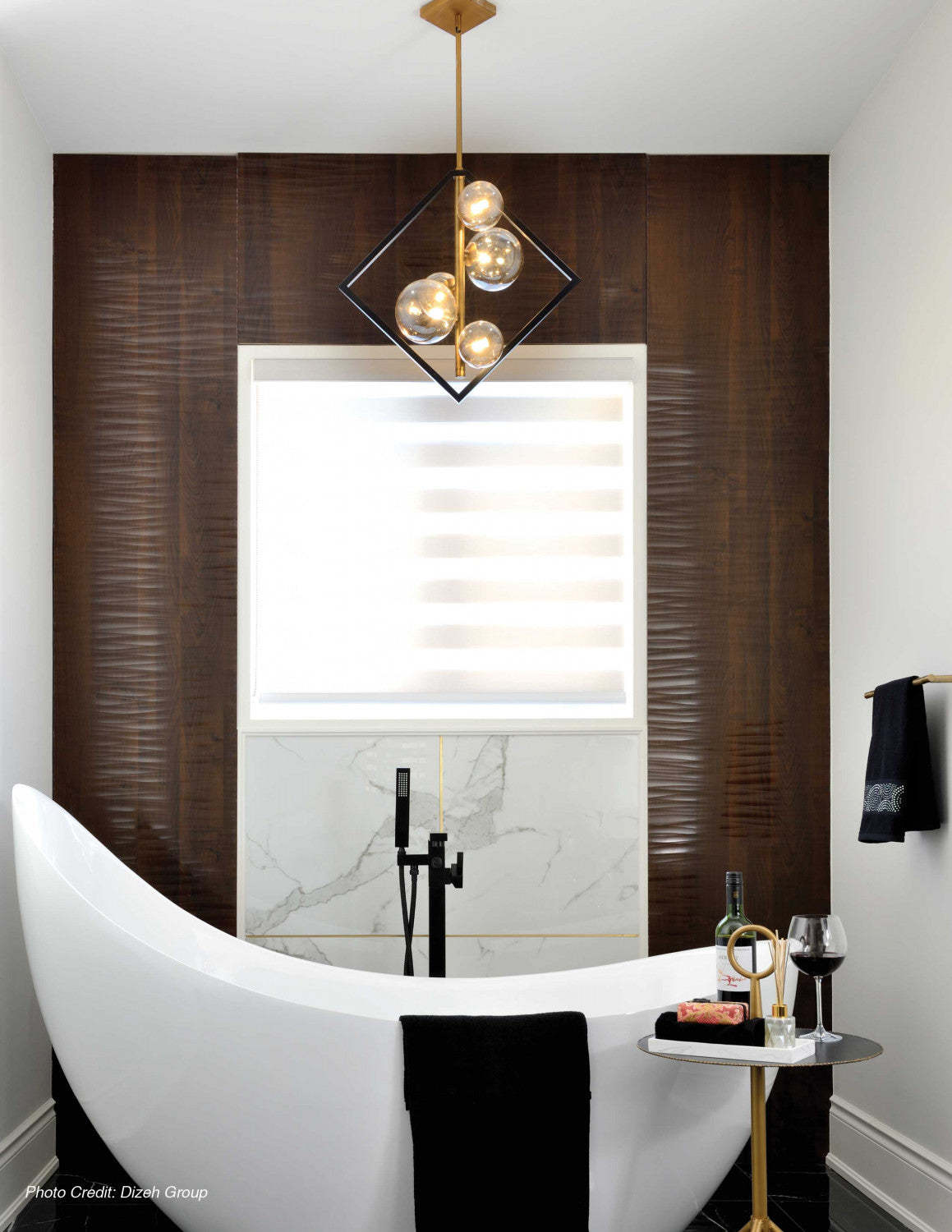 Dainolite Glasgow 5 Light Pendant Matte Black/Vintage Bronze Finish Champagne Glass Lamp|Luminaire suspendu Glasgow de Dainolite en verre champagne, avec fini noir mat et bronze rétro, et 5 ampoules