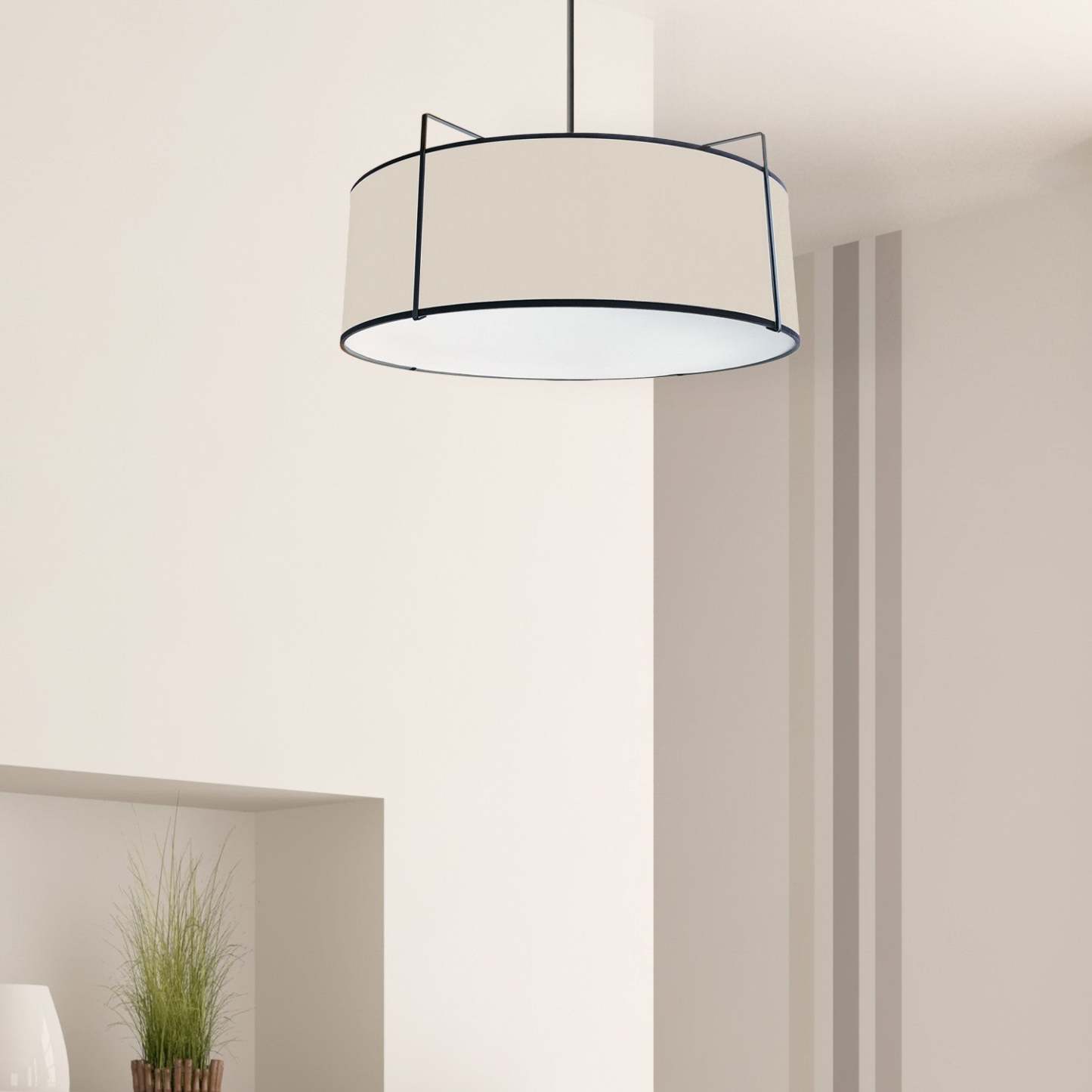 Dainolite Trapezoid 4 Light Pendant Drum Black/Cream Shade White Fabric Diffuser Lamp|Luminaire suspendu Trapezoid de Dainolite avec abat-jour cylindrique noir et crème qui diffuse la lumière, tissu blanc et 4 ampoules