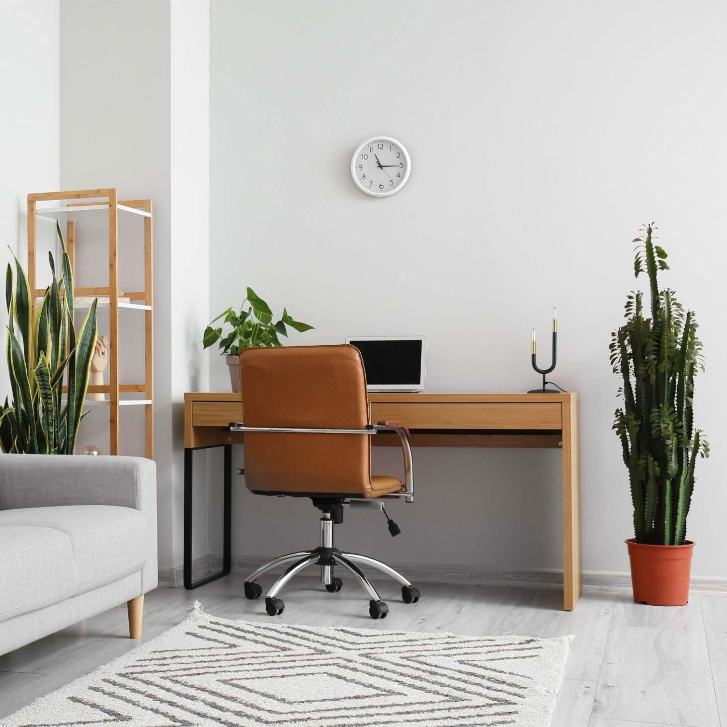 Lampe de table Wand de Dainolite avec finition noir mat et laiton vieilli, et 2 ampoules