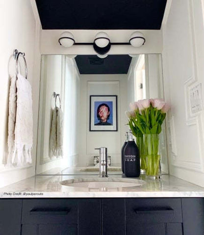 Dainolite Sofia 3 Light Vanity Light Matte Black Finish White Glass Lamp|Lumière de coiffeuse Sofia de Dainolite en verre blanc, avec fini noir mat et 3 ampoules