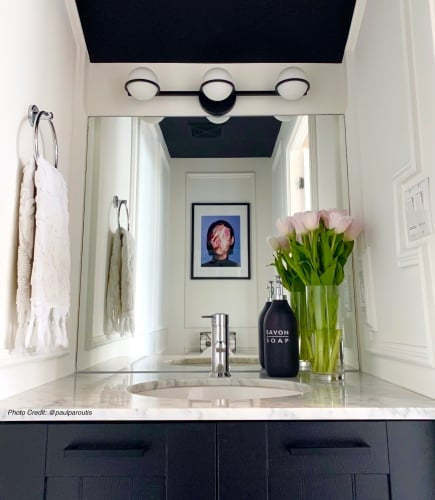 Dainolite Sofia 3 Light Vanity Light Matte Black Finish White Glass Lamp|Lumière de coiffeuse Sofia de Dainolite en verre blanc, avec fini noir mat et 3 ampoules