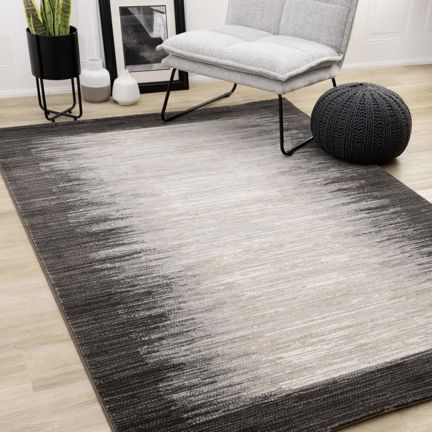 Tapis Amelia Dense Black Beige Border Area Rug - 7'10 x 10'10|Carpette dense Amelia noire et beige à motif de bordure - 7 pi 10 po x 10 pi 10 po