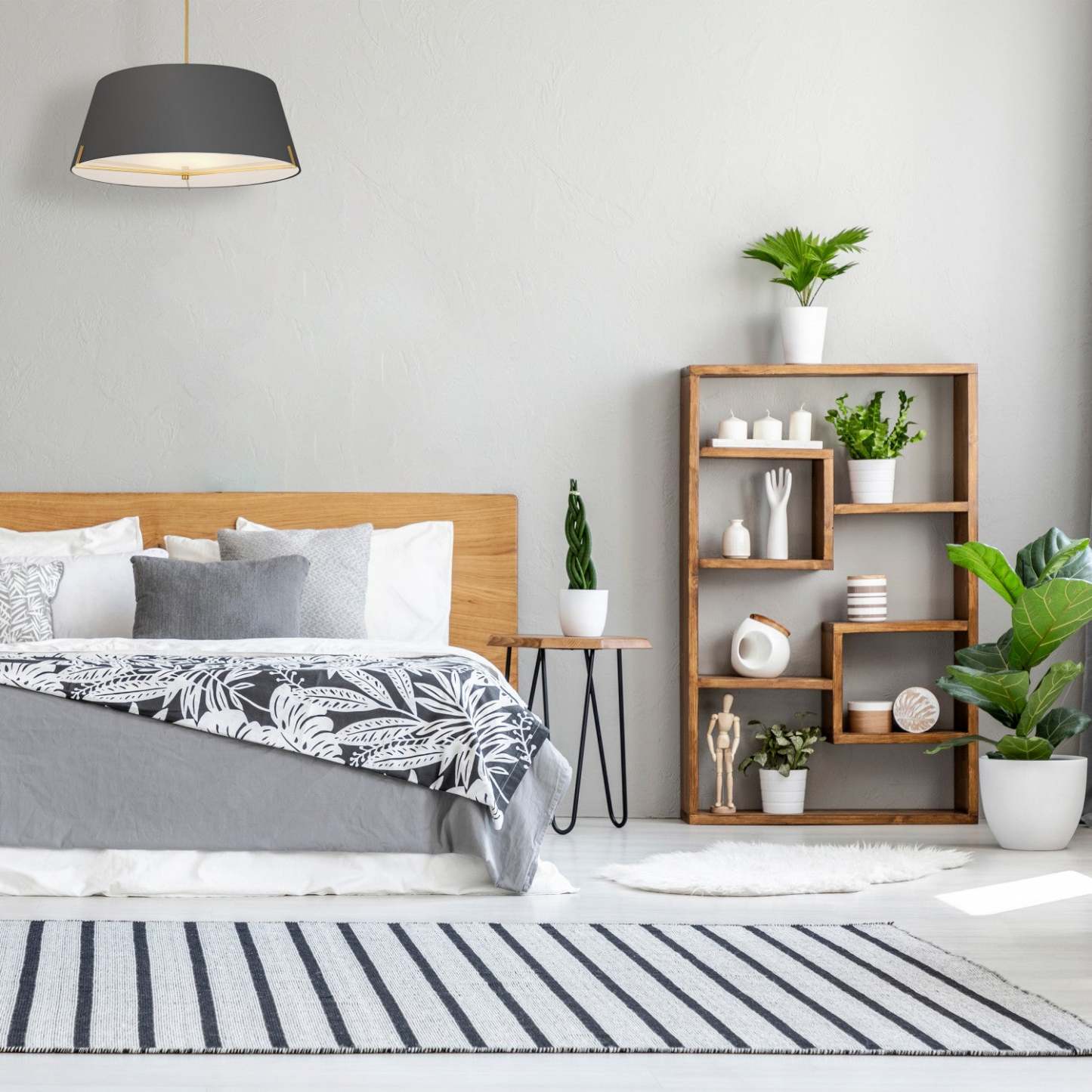 Dainolite Preston 4 Light Pendant 33 Dia Aged Brass Black Fabric Shade Lamp|Luminaire suspendu Preston de Dainolite de 33 po de diamètre avec abat-jour en tissu noir, fini laiton vieilli et 4 ampoules