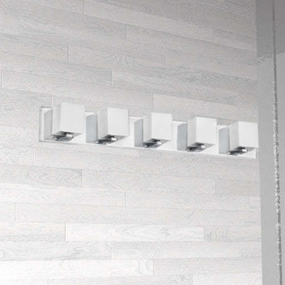 Dainolite Verona 5 Light Vanity Light Polished Chrome Finish White Glass Shade Lamp|Lumière de coiffeuse Verona de Dainolite avec abat-jour en verre blanc, fini chromé poli et 5 ampoules