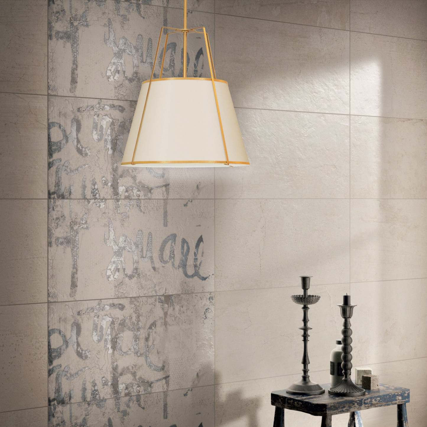 Dainolite Trapezoid 3 Light Pendant Trapezoid Gold/Cream Shade White Fabric Diffuser Lamp|Luminaire suspendu Trapezoid de Dainolite avec abat-jour trapézoïde doré et crème qui diffuse la lumière, tissu blanc et 3 ampoules