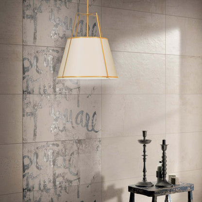 Dainolite Trapezoid 3 Light Pendant Trapezoid Gold/Cream Shade White Fabric Diffuser Lamp|Luminaire suspendu Trapezoid de Dainolite avec abat-jour trapézoïde doré et crème qui diffuse la lumière, tissu blanc et 3 ampoules